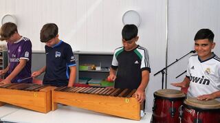 Die Siebtklässler Ilkay (v. r.), Mario, Rocco und Nico beschäftigen sich mit Musik aus Asien, Raga-Musik aus Indien oder die Gamelan-Ensembles in Indonesien. Dabei gibt es freilich auch Hörproben.