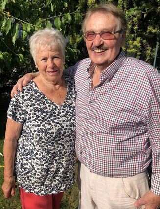 Christel und Toni Völker in ihrem heimischen Garten. Dort werden sich anlässlich der Eisernen Hochzeit bestimmt viele Gratulanten einfinden.