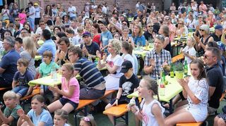 Das zehnjährige Bestehen des Privatgymnasiums wird beim Sommerfest auf dem Schulhof in der Hildastraße gefeiert – die Resonanz ist riesig.