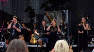 Machen das Finale zum echten Hör- und Tanzerlebnis: „Acoustic Rock Night“ auf der Bühne vor der Kirche St. Nikolaus.