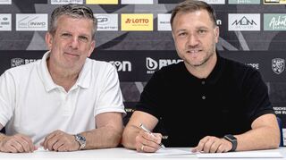 Danny Galm (r.) und Sportdirektor Matthias Imhof bei der Vertragsunterzeichnung in Sandhausen.