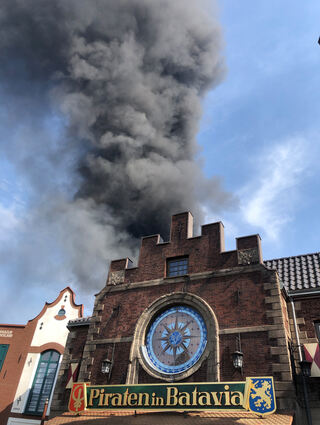 19.06.2023, Baden-Württemberg, Rust: Rauch ist über einem Gebäude im Europa-Park zu sehen. Im Europa-Park in Rust ist ein Brand ausgebrochen. Das genaue Ausmaß sei noch nicht klar, sagte eine Polizeisprecherin am Montagabend. Die Rauchsäule sei aber weithin zu sehen.