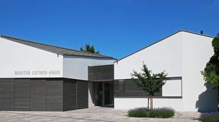 Das neue Gemeindehaus im Martin-Luther-Weg, das den gleichen Namen trägt, wird am Sonntag mit einiger Corona-bedingter Ver-spätung offiziell und mit einem großen Fest eingeweiht.