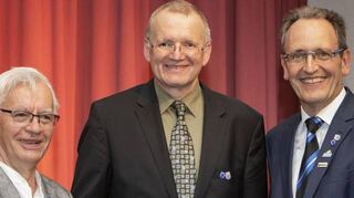 Beim Festakt vor fünf Jahren in Weixdorf feiern (v. l.) Gottfried Ecke, der damalige Erste Bürgermeister der Stadt Dresden, Detlef Sittel, und der Brühler Bürgermeister Dr. Ralf Göck das Jubiläum der Partnerschaft in Weixdorf.
