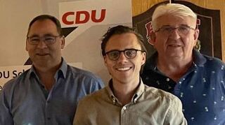 CDU-Kreisrat Jürgen Kappenstein (l.) referiert beim Ortsverband.