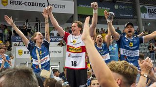 Daniel Hideg (M.) feiert mit der ThSV Eisenach den Aufstieg in die 1. Liga. Nun zieht es den 26-Jährigen aus Hockenheim zum TuS Ferndorf.