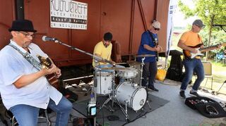 Olli Roth (v. l.), Drummer Tommy Klein, Ralf „Bobby“ Bopp am Bass und Erwin Brandt an der Gitarre sorgen für einen tollen Vor- mittag am Alten Bahnhof.