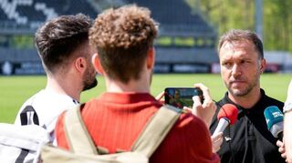 Danny Galm, der neue , Cheftrainer des SV Sandhausen, stellt sich im Stadion bei seinem ersten Medientermin den Fragen der regionalen Pressevertreter.