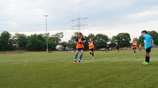 Die D1-Junioren der Spvgg 06 Ketsch von Trainer Daniele Carpintieri, Matthias Helfrich und mit Adil El Barhami hier als Torhüter trainieren am Montag auch, die Abstände im Dreier-Mittelfeld zu halten. Bei der Sportwoche werden sie aber pausieren, da kein Turnier in ihrer Altersgruppe zustande kam.  Bild: Brückl