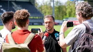 Danny Galm, der neue Cheftrainer des SV Sandhausen, stellt sich im Stadion bei seinem ersten Medientermin den Fragen der regionalen Medienvertreter.