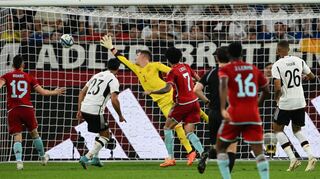 Der Anfang vom Ende: Kolumbiens Luis Diaz (Mitte) erzielt gegen Deutschlands Torwart Marc-Andre ter Stegen (hinten) das Tor zum 0:1.