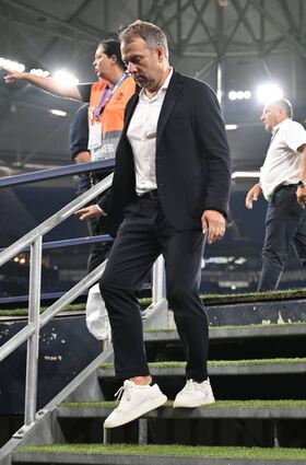 „In die Hose gegangen“: Bundestrainer Hansi Flick verlässt nach dem 0:2 gegen Kolumbien die Arena „Auf Schalke“.