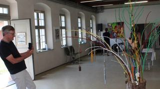 Jürgen Stumpf aus Schwetzingen zückte begeistert das Handy für ein paar Schnapp-chüsse vom „Klangbaum“ und anderen Kunstwerken der Comenius-Schüler.