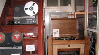 Technikgeschichte: Rechts das Drahttongerät mit integriertem Plattenspieler, Radio und Verstärker in der Supraphon-Truhe der Firma G. Schaub von 1951.