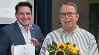 Bürgermeister Stefan Weisbrod heißt Jochen Rotter in der Runde der Gemeinderäte willkommen und verpflichtet ihn per Handschlag.