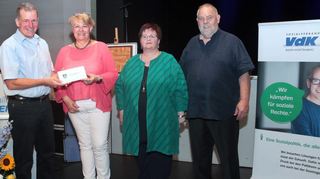 Oberbürgermeisterstellvertreter Markus Fuchs (v. l.) überbringt die Grüße der Stadt Hockenheim an Ute Keller, Silvia Zahn und Thomas Schwarz.
