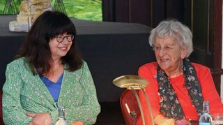 ´Kennen sich gut: Claudia Schmid (l.) und Ingrid Noll bei der Lesung.