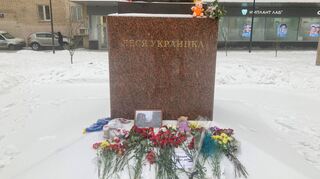 Blumen am Denkmal der ukrainischen Dichterin Lessja Ukrajinka, mitten in der Moskauer Innenstadt. Es werden weniger.