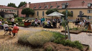 Der Innenhof des Marstalls mit seiner historischen Bausubstanz, dem Gartenprojekt und den Kunstwerken bildet ein wunderschönes Ambiente für die Eröffnung der Fête de la Musique.
