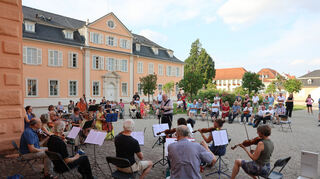 Lauschiges Plätzchen: Das Schwetzinger Kammerorchester spielt im Ehrenhof des Schlosses.