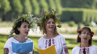 Der ukrainische Chor singt mit großer Begeisterung und zur Freude der Besucher im Schwetzinger Schlossgarten.
