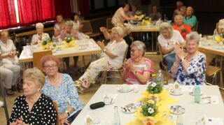 Das Publikum spendet viel Applaus. Am Ende der Veranstaltung werden traditionsgemäß die Jubilare beglückwünscht und es gibt Kaffee und Kuchen.