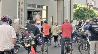 Vor dem Rathaus in Brühl gibt Bürgermeister Dr. Ralf Göck den Startschuss für das aktuelle Stadtradeln.