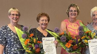 Neuwahlen und Ehrungen standen bei der Jahreshauptversammlung der Hausfrauengemeinschaft in Ketsch an. Dagmar Altner (v. l.), stellvertretende Vorsitzende, Hannelore Herm, Kassiererin und – geehrt für zehn Jahre im Ehrenamt – die ehemaligen Vorstandsmitglieder Birgit Spiesberger und Gudrun Bröckl sowie die Vorsitzende Ingrid Maldet.