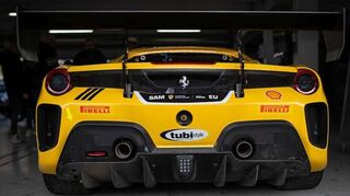 Aussteller und Händler präsentieren sich in den Boxen, darunter auch mit italienischen Edelmarken wie Ferrari.