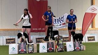 Großer Erfolg für junge Agilitysportlerin: Die zwölfjährige Sarah Tylla steht mit „Twix“ ganz oben auf dem Siegerpodest.