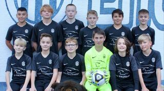 Rocco Grasso (stehend, v. l.), Moritz Zeilfelder, Nico Auerbach, Leo Berlinghof, Arda Demiral und Matti Stalf, sowie Jonas Kuppelmeier (sitzend, v. l.), Jordi Stalf, Linus Kilian, Jan Schwab, Lenny Wolfahrt und Lars Schneider holen für die Spvgg 06 Ketsch die Staffelmeisterschaft in der Kreisklasse 1.