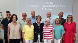 Nach 60 Jahren wieder mal an der alten Schule: An der Carl-Theodor-Schule begrüßten Schulleiterin Heide-Rose Gönner (r.), Abteilungsleiter Mario Hermann (l.) und Stellvertreterin Ulla-Britta Rücker (2. v. l.) die verbliebenen Schüler der Abschlussklasse von 1963 Hans-Jürgen Laban (3. v. l.), Roselinde Stolz, Bernd Rapp, Ingeborg Hoffmann, Helga Hirschinger, Rolf Schmidt, Ursula Frank und Winfried Wolf. Bild: Widdrat