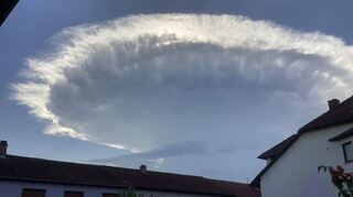 Diese scheinbar ringförmige Wolke fotografierte unser Leser Ralf Schebiella am Donnerstagabend über Ketsch. Über der dunklen Gewitterwolke bildete sich ein hellerer Wolkenkranz, weil die aufsteigende Luft von einer Grenzschicht auf dem Weg nach oben ausgebremst wird.