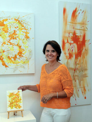 „Nic‘s Galerie“ in der Karlsruher Straße hat im Sommer geöffnet und bringt Kunst und Musik in die Stadt. Nicole Fuchs stellt neue und alte Werke aus.