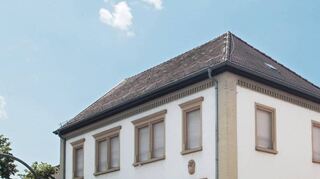 Über das Grundstück und dessen Bebauung wird beim Übergangsvertrag nicht ent-schieden, diese Punkt regelt eine eigene Erklärung im Anhang.