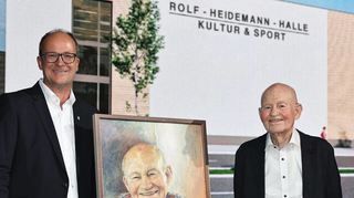 Bürgermeister Gunther Hoffmann (l.) darf sich nicht nur über eine Millionen-Spende von Mäzen Rolf Heidemann freuen, der Unternehmer hat sich auch für die Halle, die künftig seine Namen trägt, porträtieren lassen.