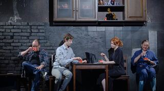 Boris Koneczny (v. l.), Rocco Brück, Oksana Zhdanova und Vitalina Bibliv beim eindringlichen Theaterspiel in der Filsbach.