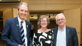 30 Jahre Ortspartnerschaft würdigen der Brühler Bürgermeister Dr. Ralf Göck (l.) sein Weixdorfer Amtskollege Gottfried Ecke und dessen Ehefrau Petra.