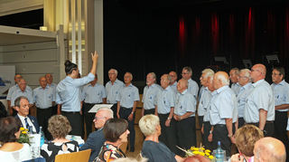 Mit anspruchsvollen Werken umrahmen die Sänger der Chorgemeinschaft Brühl den Abend in der Festhalle.