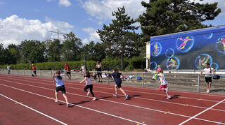 Beim Sprint wurden die Schüler lautstark von ihren Mitschülern angefeuert.