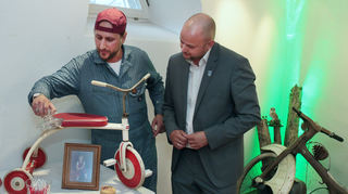 Bürgermeister Pascal Seidel (r.) lässt sich von Markus „Patch“ Müller ein Exponat zeigen.