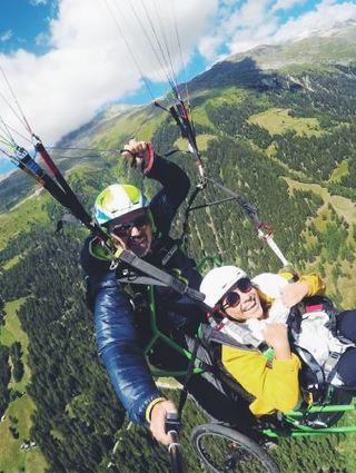 Grenzenlos in der Luft: Paragliding-Flug in Fiesch im Kanton Wallis.