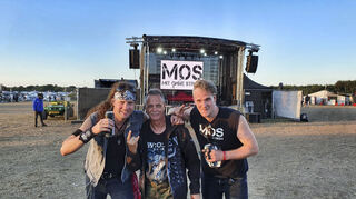 Tobi Alt und Thomas Winkler nehmen auf dem Festivalgelände in Wacken Harald Dettenborn aus Ketsch in die Mitte.
