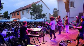 So könnte es am 1. Juli wieder aussehen: Am Abend rockt „Amokoma“ die Bühne beim Straßenfest wie hier bei der Festausgabe im vergangenen Jahr. Die Band um Oliver Rosenberger bringt Partyfeeling zum Festfinale.