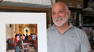 Volker Jean Rahn mit einem seiner Werke in seinem Atelier.