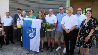 Ehrenbürger Helmut Müller, Bürgermeister Stefan Weisbrod, Peter Schell, Pfarrerin Eva Leonhardt, Nadine Bikowski, Peter Künzler, Heinrich Dorn, Simon Schell, Ralf Bräuninger und Lisa Dorn freuen sich über die offizielle Einweihung des neuen Lutherhauses in Reilingen.