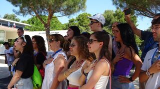 Die jungen Italiener der Tanz- und Gesangsgruppe aus Argenta singen bei der Landeshymne mit.