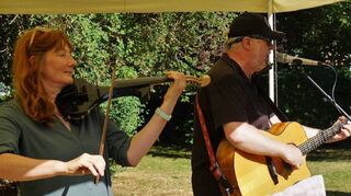 Almut Ritter mit der Geige und Sänger Paddy Schmidt an der Gitarre begeistern das Publikum bei „Musik im Park“.