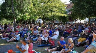 Der Gemeindepark ist bei dem Open-Air-Konzert mit dem Duo aus der Besetzung von „Paddy goes to Holyhead“ gut belagert mit begeisterten Zuhörern.