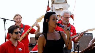 Die Sängerin Jacky Vox gibt ebenfalls einen Auftritt beim Musikfest, und zwar begleitet von der „Big Band im Quadrat“ aus Mannheim.